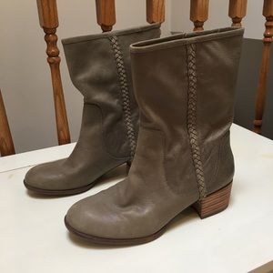 Beautiful Banana Republic genuine leather boots